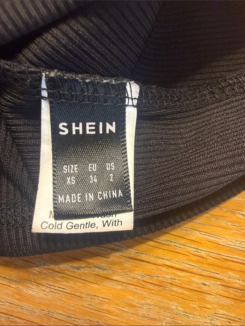 SHEIN Black Ribbed Cropped Racerback Tank - Picture 3 of 4